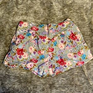 Forever21 Stretch waist with pockets woman’s size large shorts. EUC ❤️